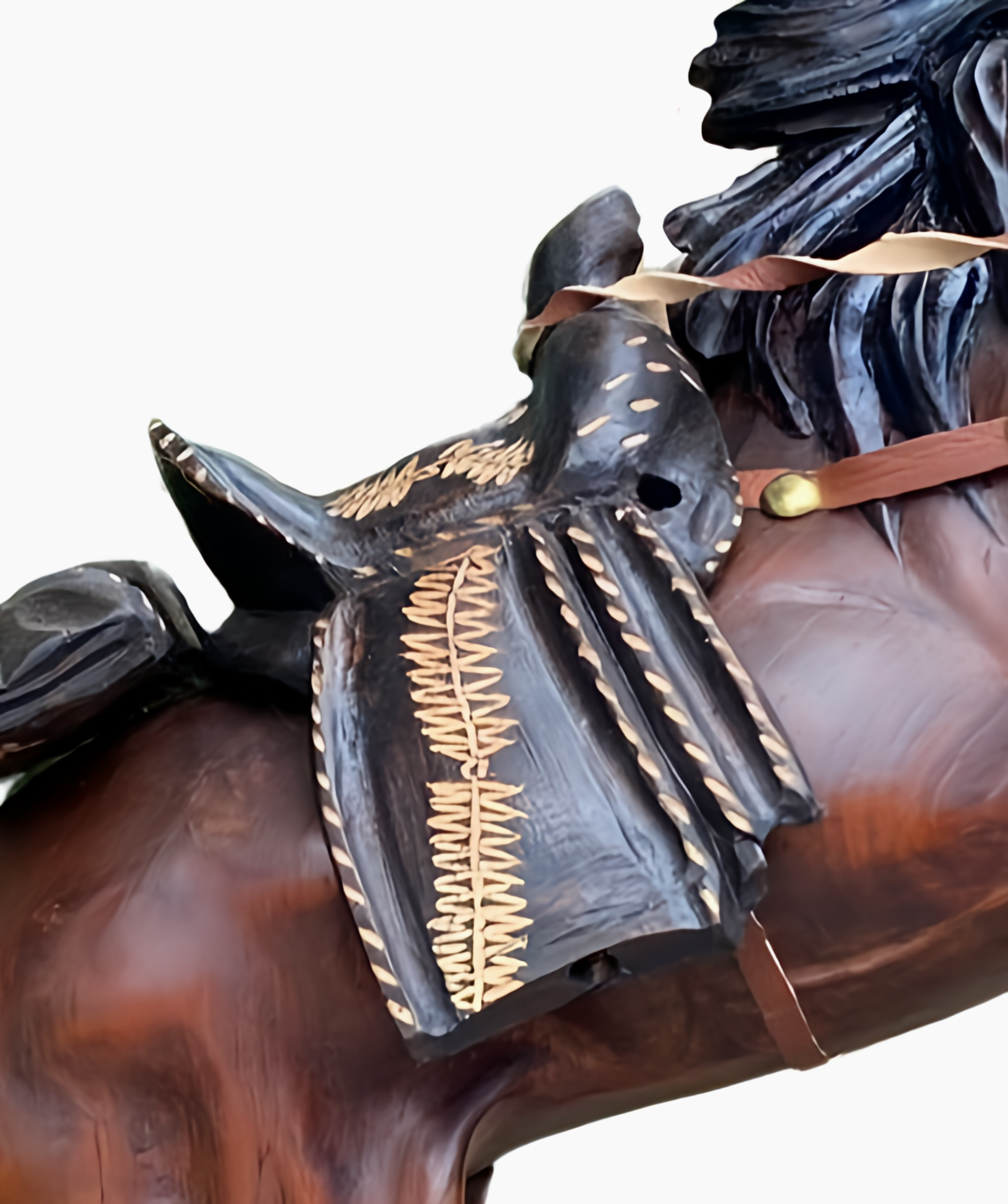 Cheval Sauvage avec Selle en Cuir