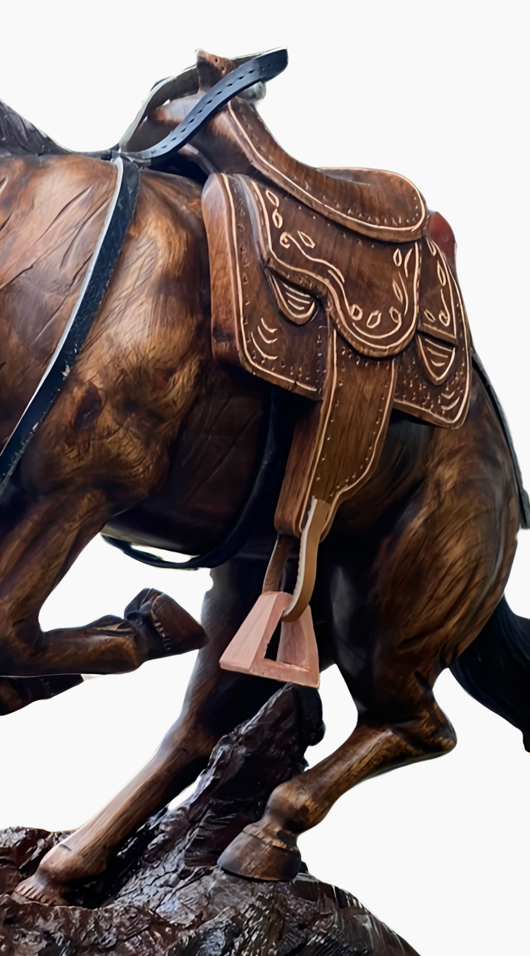 Cheval Sauvage avec Selle en Bois